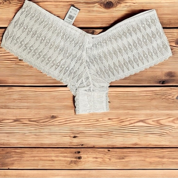 NWT FREDERICK’S OF HOLLYWOOD White Ellison  Lace Cheeky Thong Panties Size 1X - Picture 2 of 8